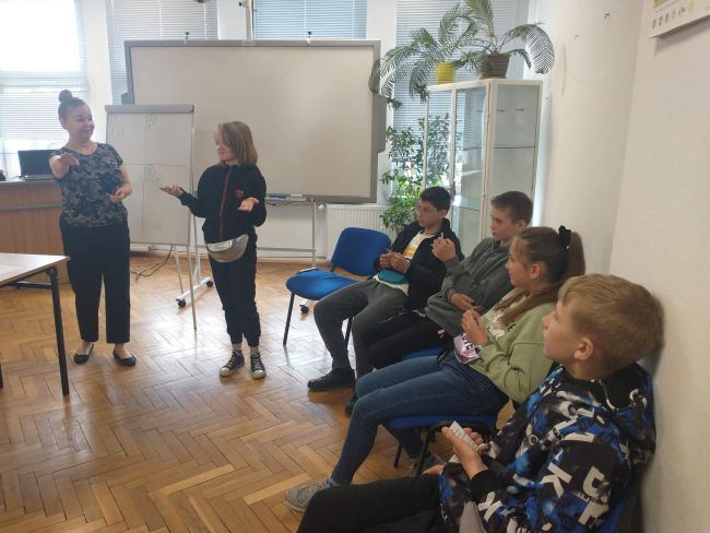 Prowadząca wraz z grupą uczniów, podczas gry w skojarzenia