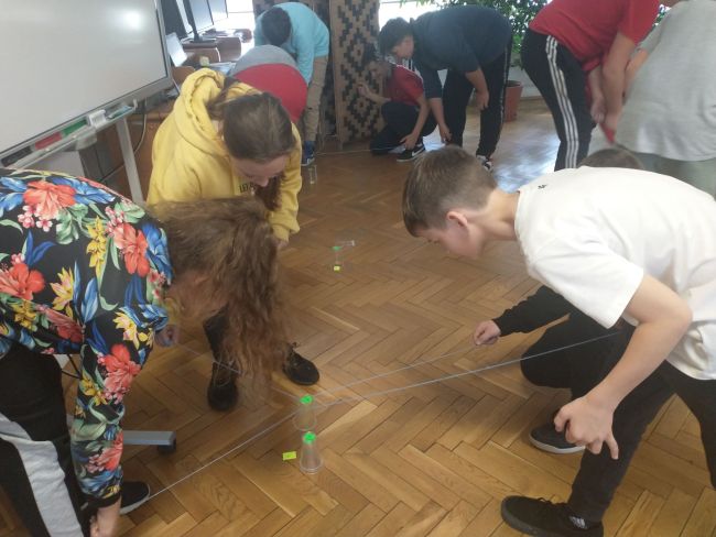 Na zdjęciu uczniowie w trakcie zabawy ruchowej