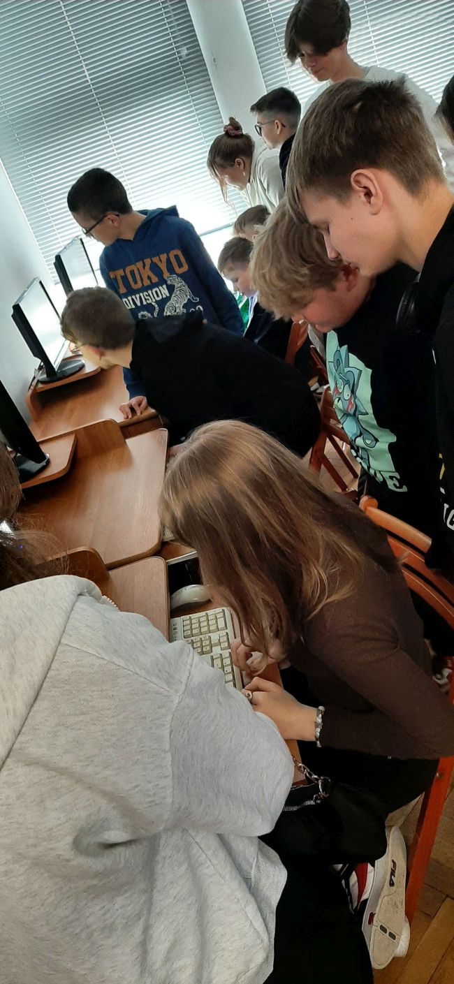 Uczniowie wykonują zadanie przy komputerach
