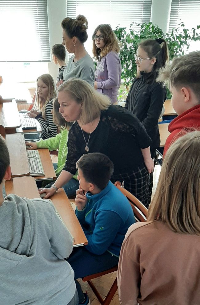 Uczniowie wykonują zadanie przy komputerach