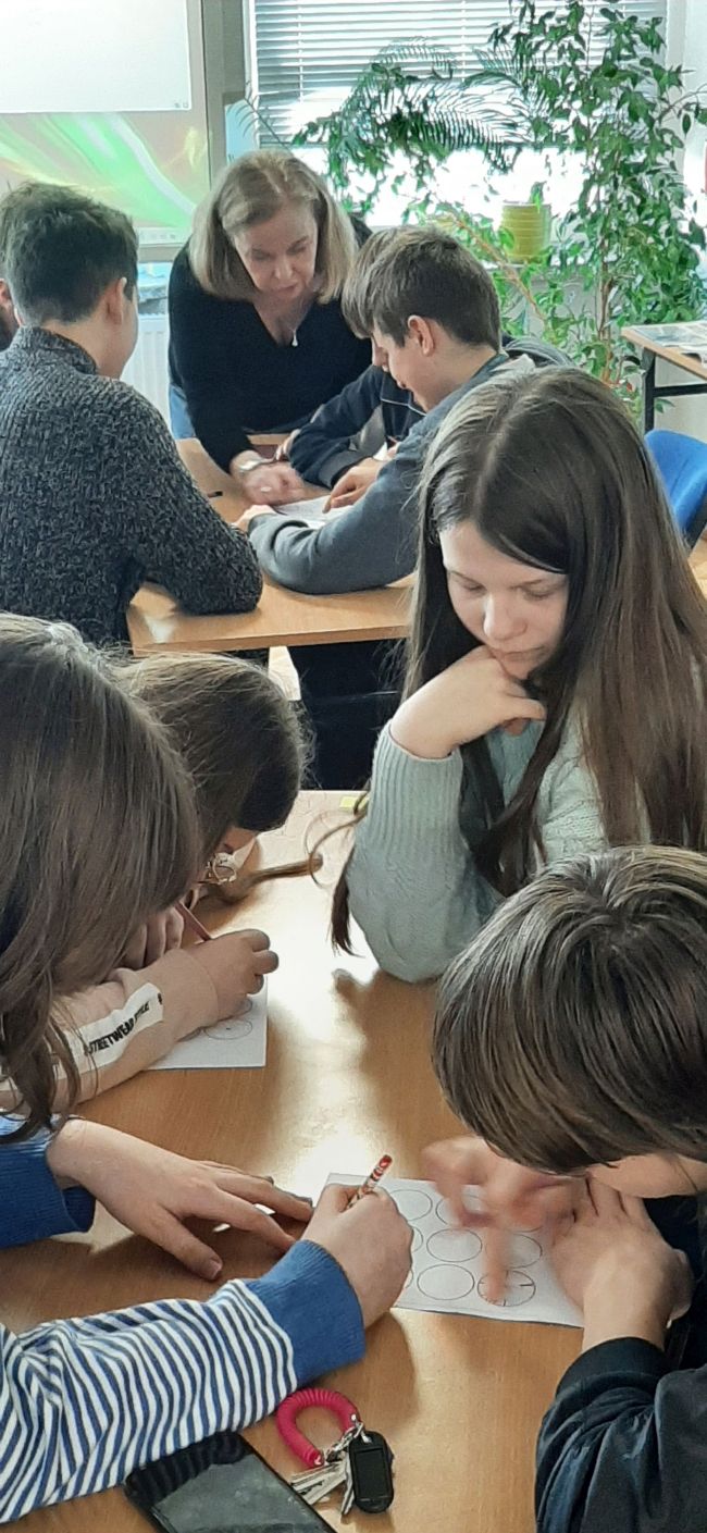 Uczniowie wykonują ćwiczenia umysłowe