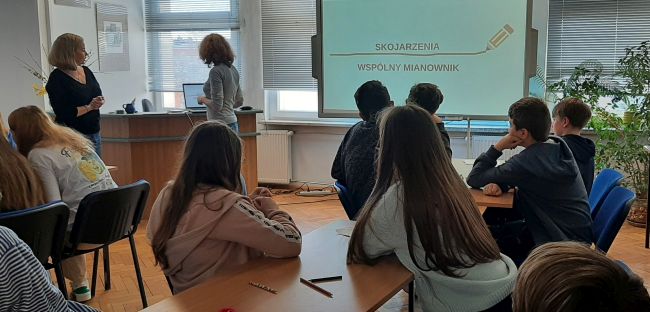 Uczniowie wykonują ćwiczenia umysłowe