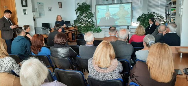 Uczestnicy spotkania oglądają film