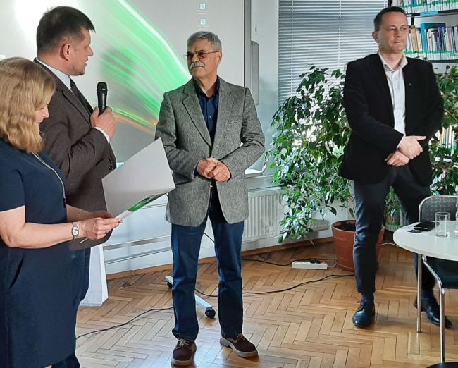 Podziękowanie dla autora składają gospodarze spotkania