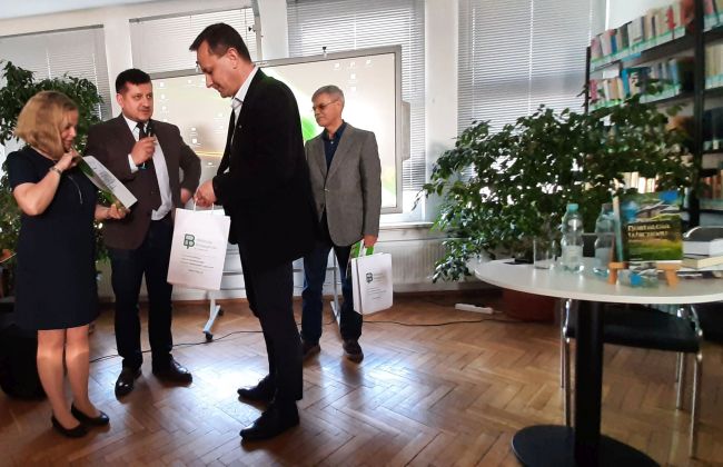 Podziękowanie dla prowadzącego składają gospodarze spotkania