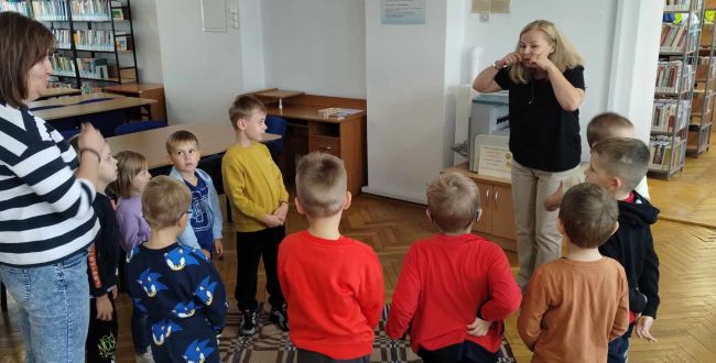 Zabawa ruchowa do piosenki. Dzieci naśladują prowadzącą.