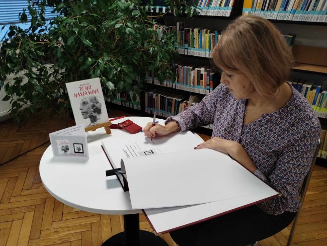 Autorka podpisuje kronikę