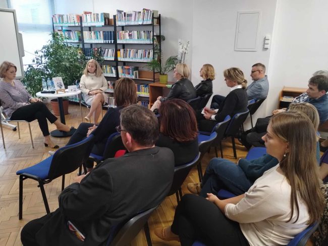 Uczestnicy spotkania, autorka oraz prowadząca rozmowę
