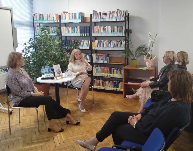 Uczestnicy spotkania, autorka oraz prowadząca rozmowę - zbliżenie