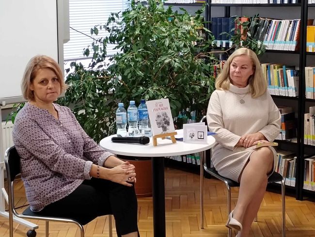 Autorka Monika Tadra i prowadząca spotkanie kierownik Biblioteki Pedagogicznej siedzą przy stoliku