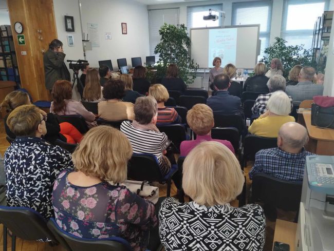 Uczestnicy spotkania, autorka oraz prowadząca rozmowę