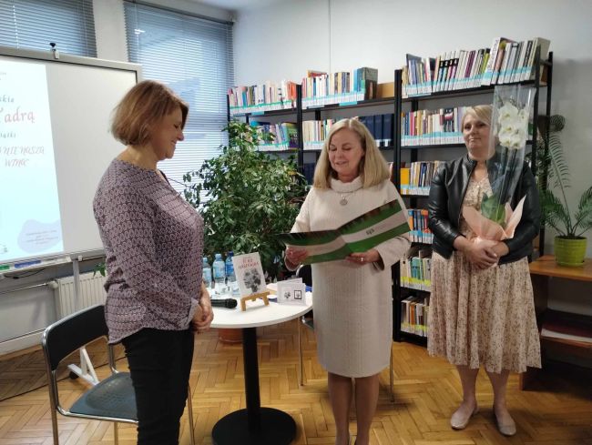 Kierownik Biblioteki Pedagogicznej wręcza autorce podziękowanie