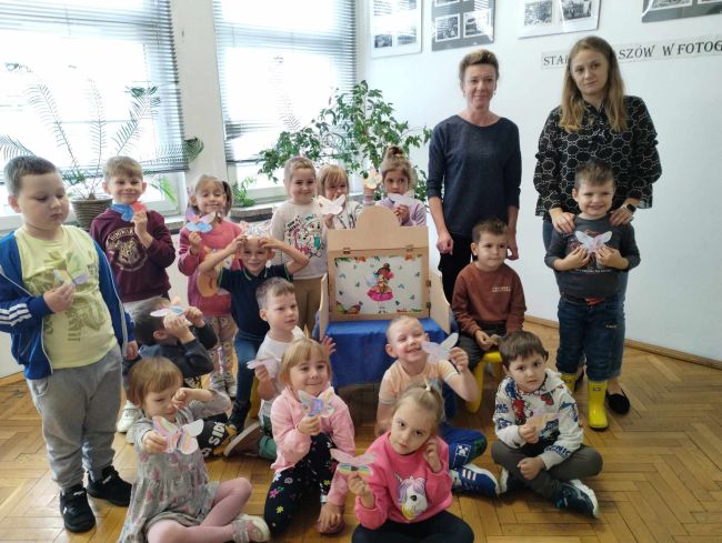 Zdjęcie grupowe przedszkolaków na zakończenie zajęć.