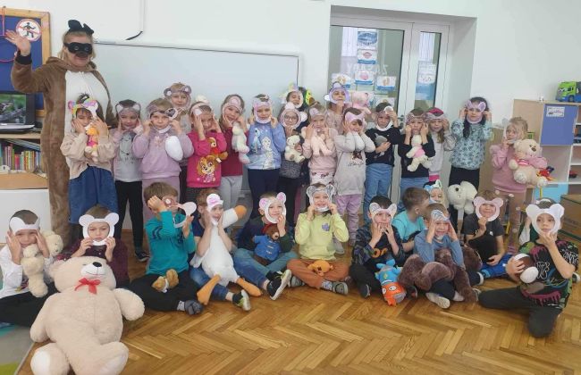Zdjęcie grupowe z kolejną grupą przedszkolaków.