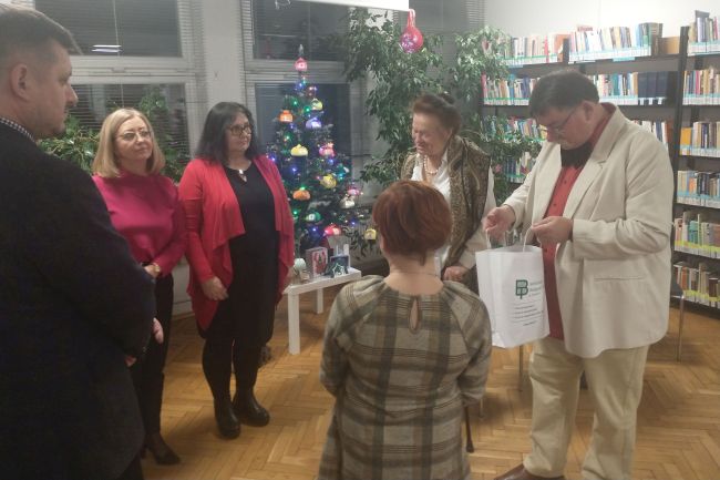 Wręczanie podziękowań bohaterom spotkania – zaproszonym poetom.