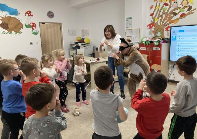 Zabawa taneczna dla przedszkolaków, z prowadzącą przebraną za Misia