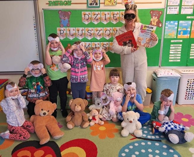 Wspólne zdjęcie przedszkolaków z prowadzącą przebraną za Misia
