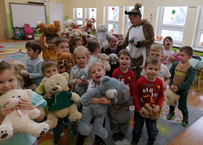Wspólne zdjęcie przedszkolaków z prowadzącą przebraną za Misia