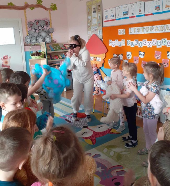 Wspólna zabawa przedszkolaków z prowadzącą przebraną za Misia