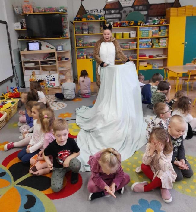 Wspólna zabawa przedszkolaków z prowadzącą przebraną za Misia