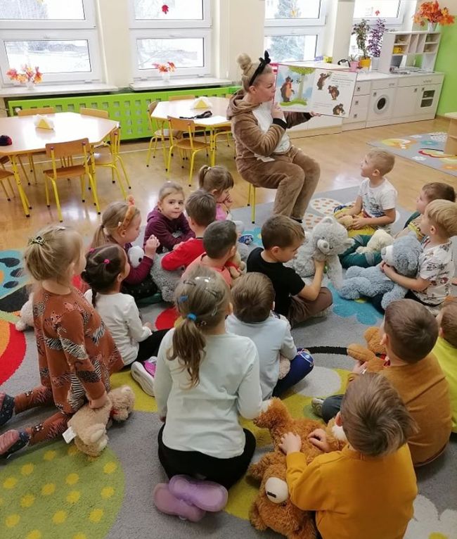 Zabawa taneczna przedszkolaków, z prowadzącą przebraną za Misia