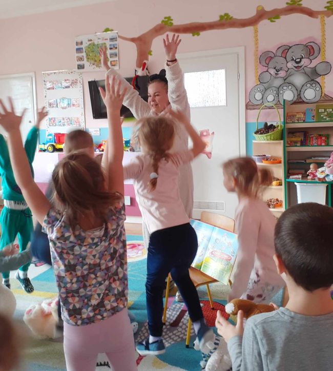 Zabawa taneczna przedszkolaków, z prowadzącą przebraną za Misia