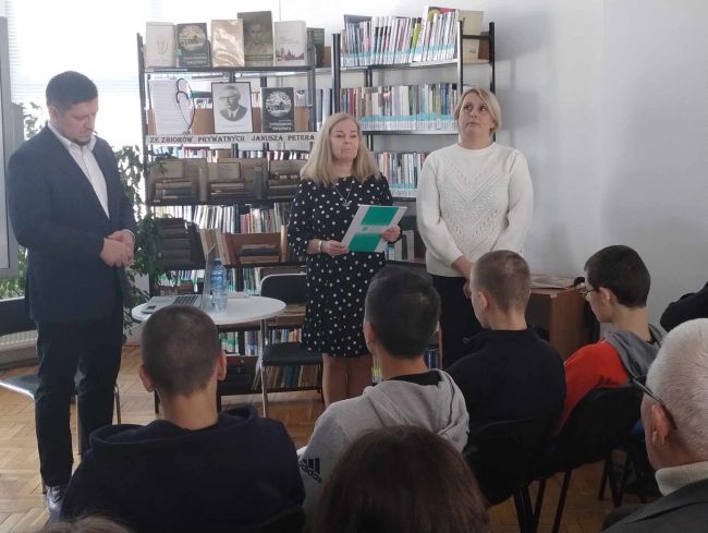 Spotkanie autorskie. Prowadzący oraz uczestnicy spotkania