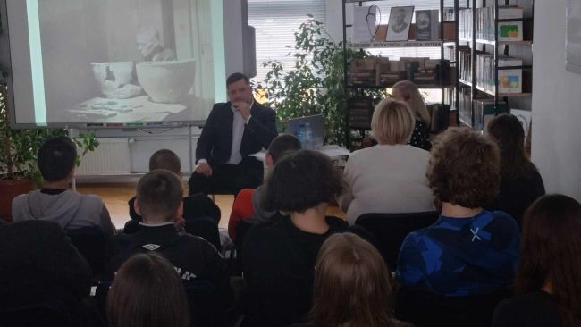 Spotkanie autorskie. Prowadzący oraz uczestnicy spotkania