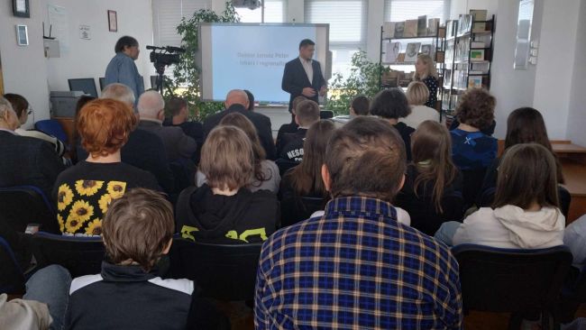Spotkanie autorskie. Prowadzący oraz uczestnicy spotkania