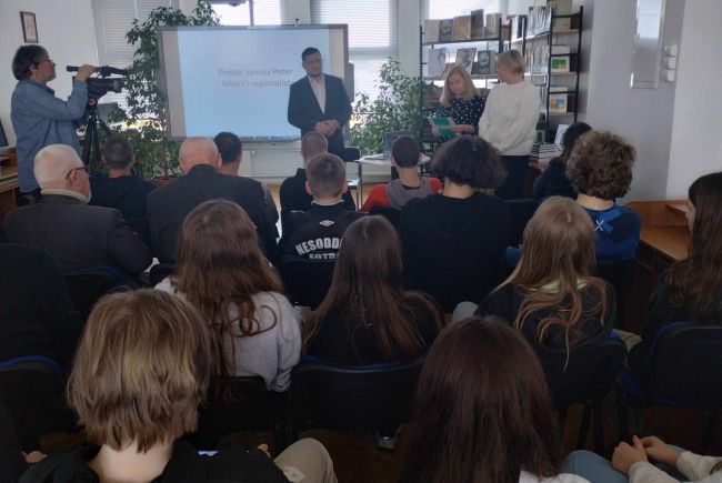 Spotkanie autorskie. Prowadzący oraz uczestnicy spotkania
