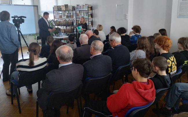 Spotkanie autorskie. Prowadzący oraz uczestnicy spotkania