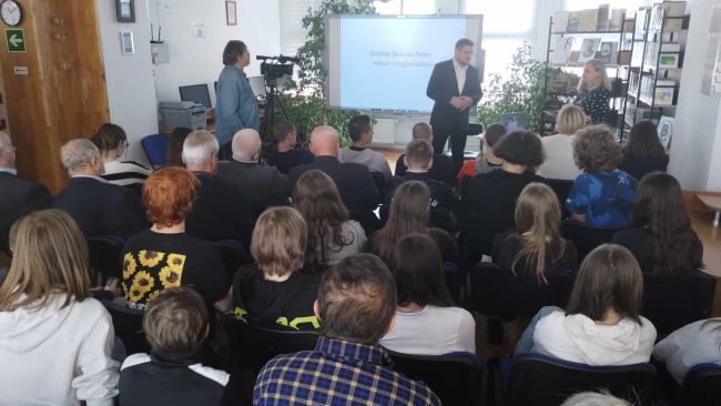 Spotkanie autorskie. Prowadzący oraz uczestnicy spotkania