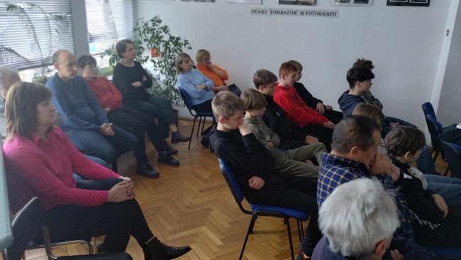 Spotkanie autorskie. Prowadzący oraz uczestnicy spotkania