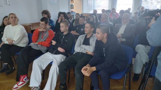 Spotkanie autorskie. Prowadzący oraz uczestnicy spotkania