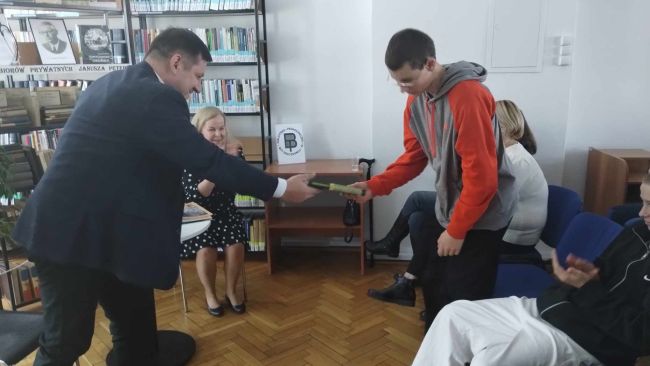 Spotkanie autorskie. Prowadzący oraz uczestnicy spotkania