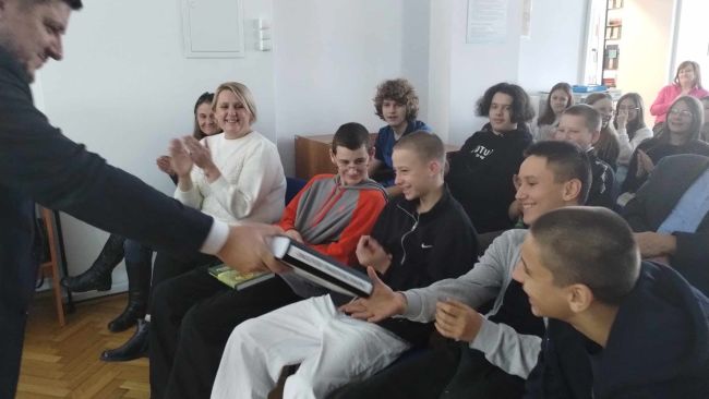 Spotkanie autorskie. Prowadzący oraz uczestnicy spotkania