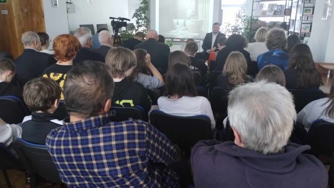 Spotkanie autorskie. Prowadzący oraz uczestnicy spotkania