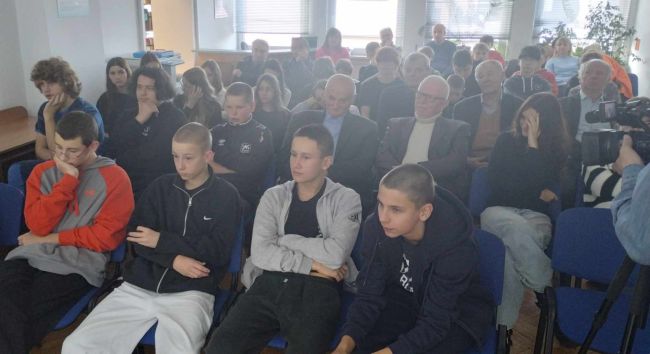 Spotkanie autorskie. Prowadzący oraz uczestnicy spotkania
