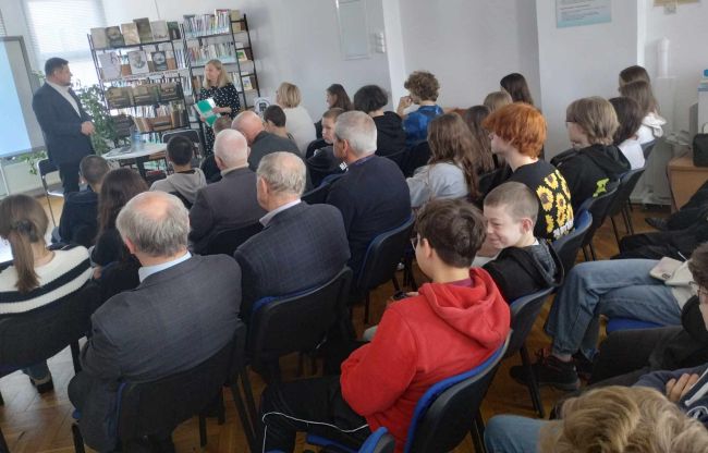 Spotkanie autorskie. Prowadzący oraz uczestnicy spotkania