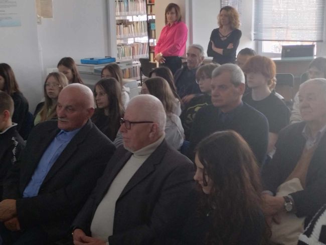 Spotkanie autorskie. Prowadzący oraz uczestnicy spotkania