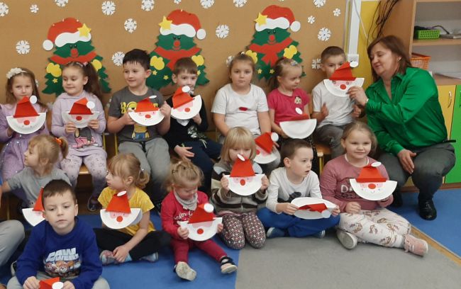 Zdjęcie zbiorowe z zajęć. Przedszkolaki i prowadząca zajęcia.