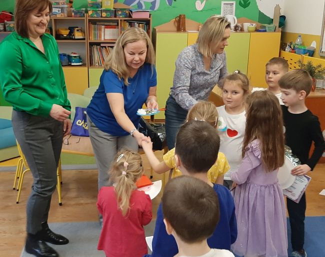 Dzieci dziękują prowadzącym nauczycielom bibliotekarzom