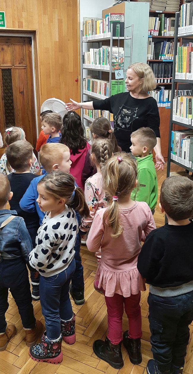 Dzieci zwiedzają bibliotekę.