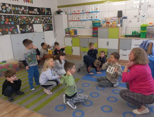 Dzieci bawią się do muzyki