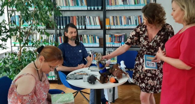 Pati Maczyńska i Grzegorz Ciećka składają autografy