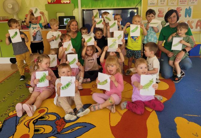Zdjęcie grupowe z zajęć z przedszkolakami