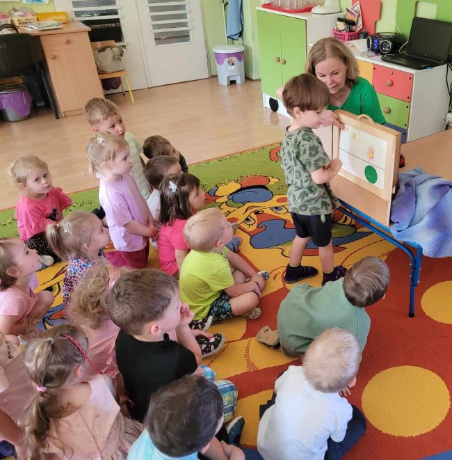 Prowadząca dziękuje dzieciom za wręczane podziękowanie.