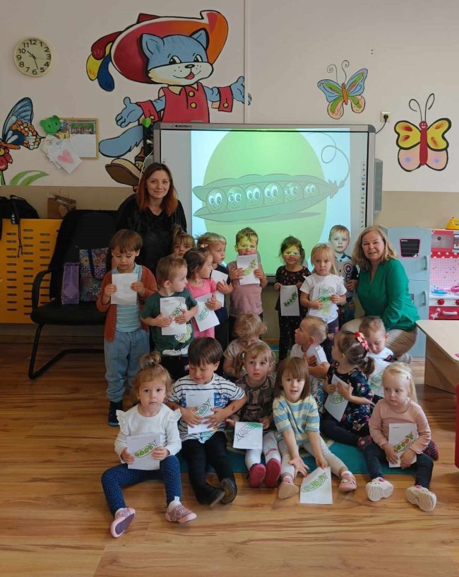 Zdjęcie grupowe. Przedszkolaki prezentują swoje prace plastyczne.