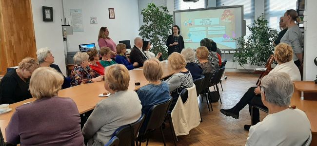 Prowadzące, przy tablicy interaktywnej omawiają prezentację i tematykę warsztatów. 