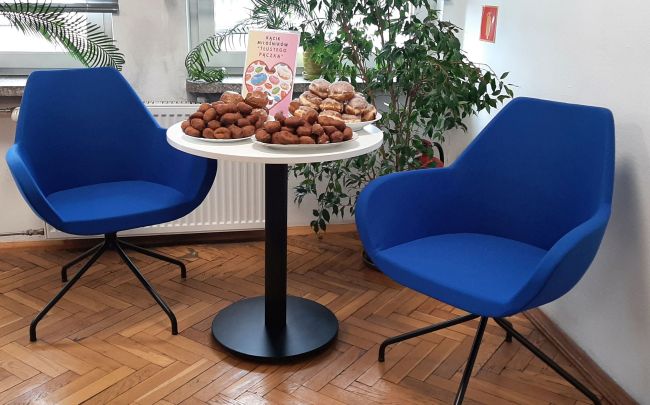 „Kącik Miłośników Tłustego Pączka” - stolik i dwa fotele